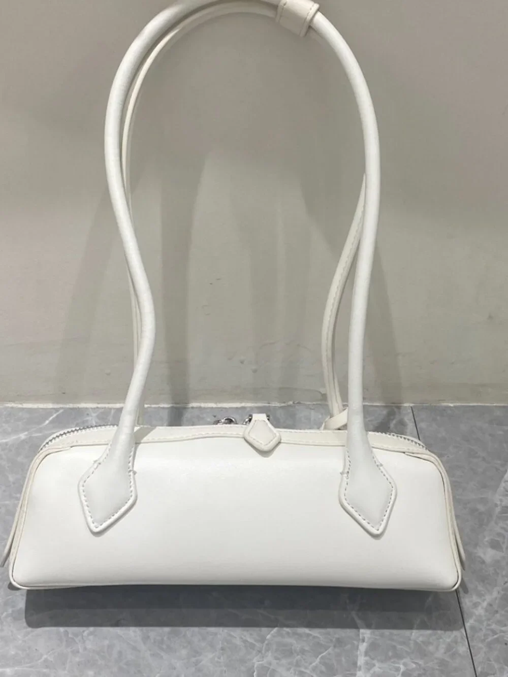 Alaia Le Teckel White Sausage Bag - Picture 4 of 9